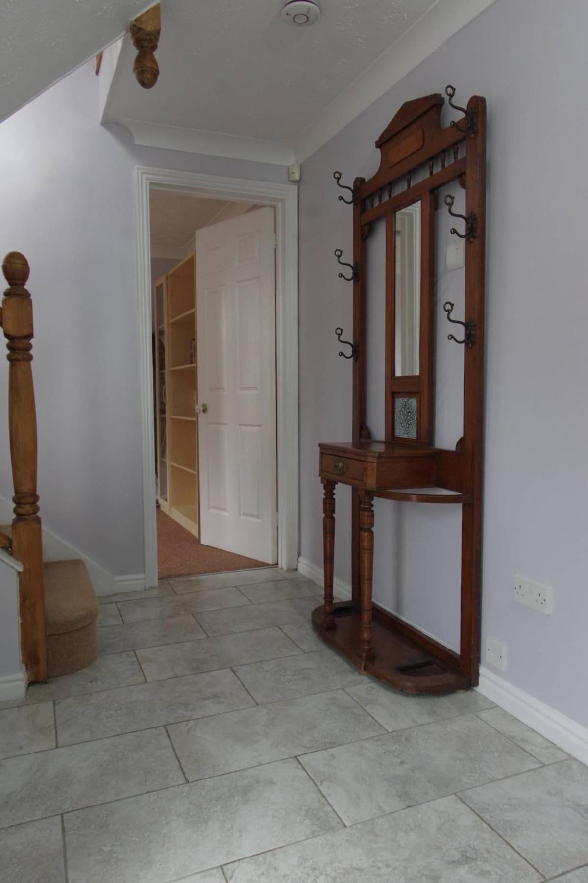 Modern Detached Family With Off-road Parking * Cheltenham